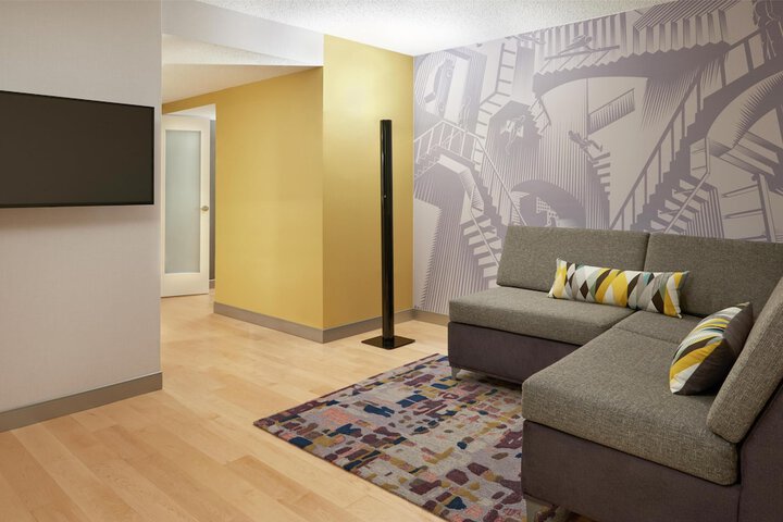 Hilton Toronto Airport Hotel & Suites