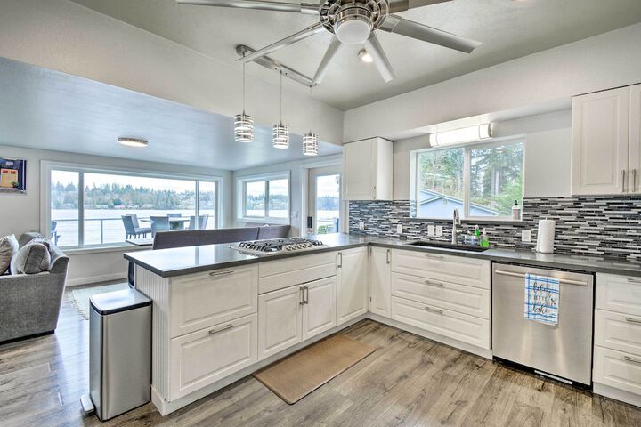 Lakefront Bremerton Vacation Rental w / Deck!