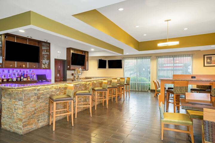 Lounge 37 of 41