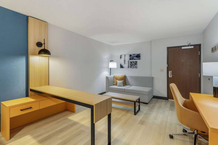 Room 10 of 32