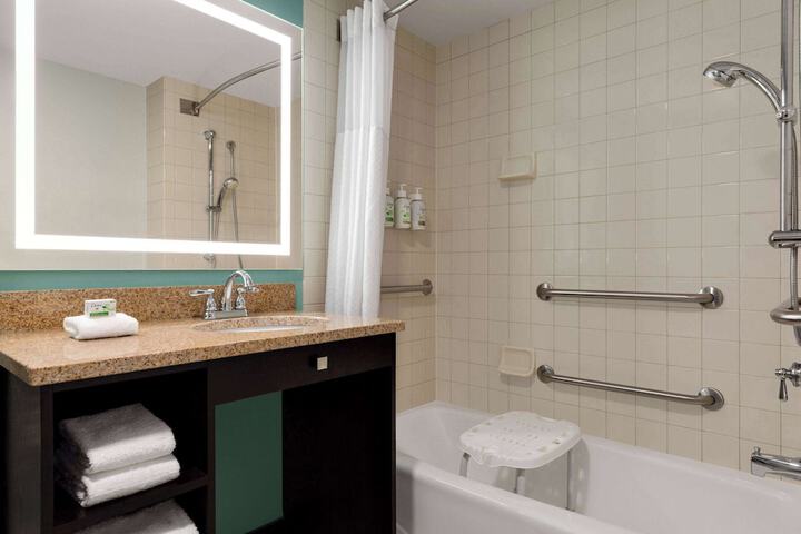 Wingate by Wyndham Green Bay / Airport