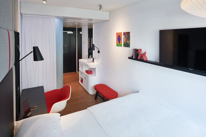 Room 33 of 52