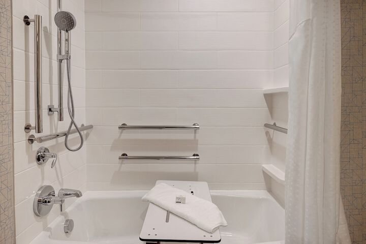 Holiday Inn Express & Suites Detroit Dearborn by IHG