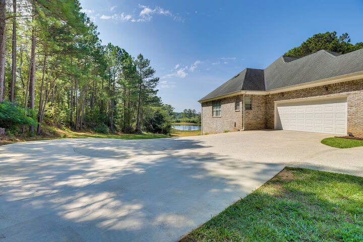 Alabama Retreat w / Private Pond Deck & Pool Table