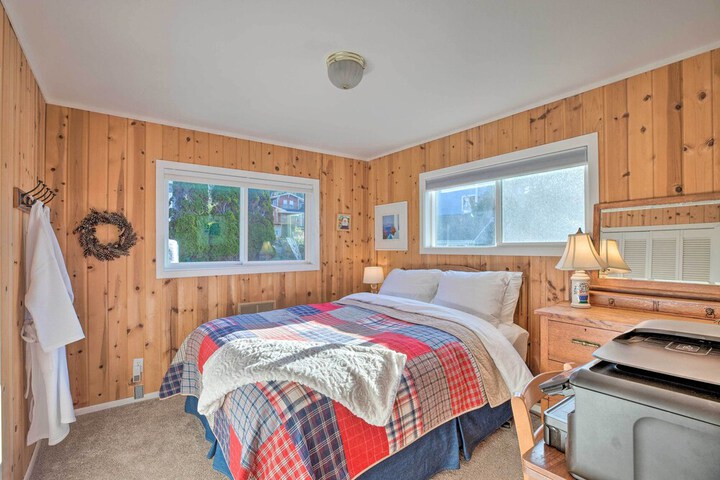 Exquisite Oceanside House w / Pacific Views & Deck!