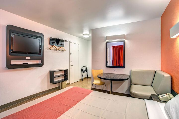 Room 27 of 33
