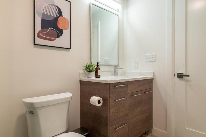 Modern Furnished Apartment in Heart of Quincy