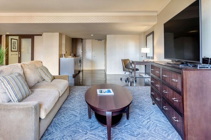 Lounge 91 of 100