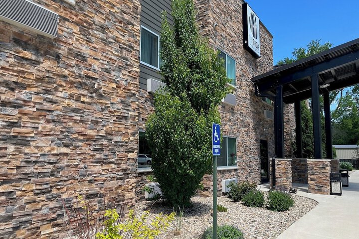 The Grove Inn & Suites