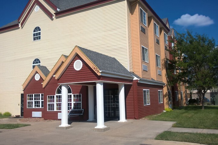 Days Inn & Suites by Wyndham Hutchinson