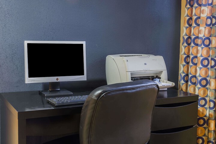 Business Center 17 of 17