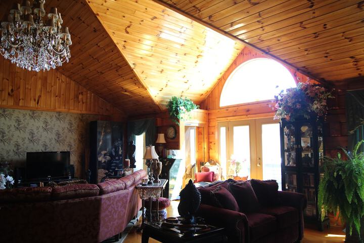 Lounge 40 of 54