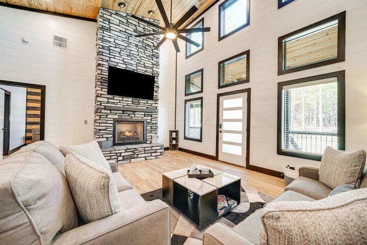 Near New Casino: Broken Bow Cabin w / Hot Tub