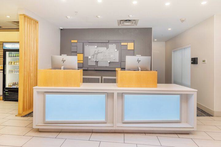 Holiday Inn Express & Suites Medford by IHG