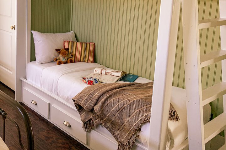 Room 44 of 142