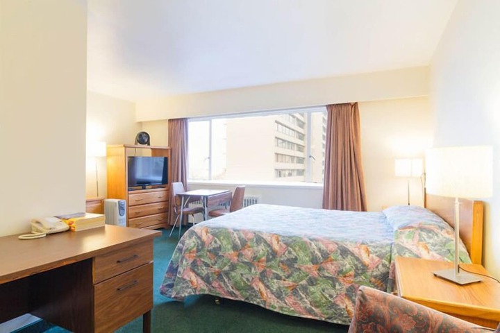 Room 33 of 77
