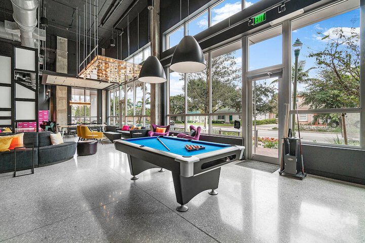 Lounge 62 of 80