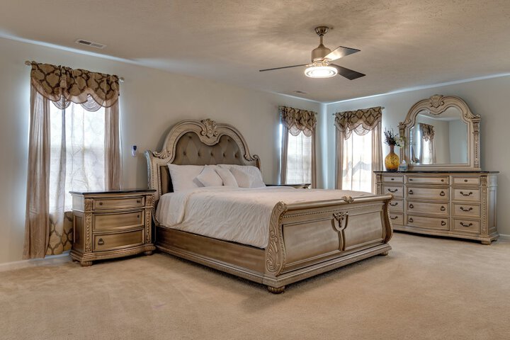 Spacious Home w / Fireplace - Near Golf!