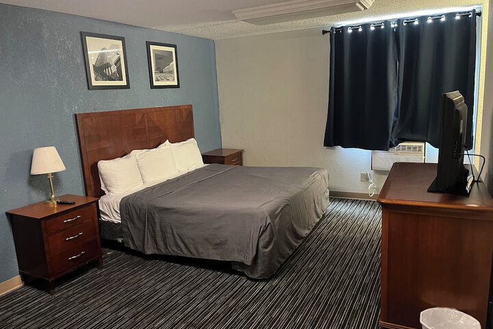 Room 8 of 18