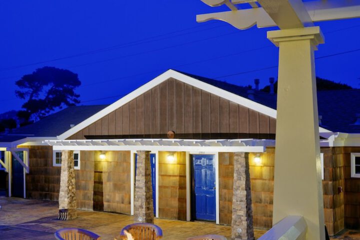 Lighthouse Lodge & Cottages