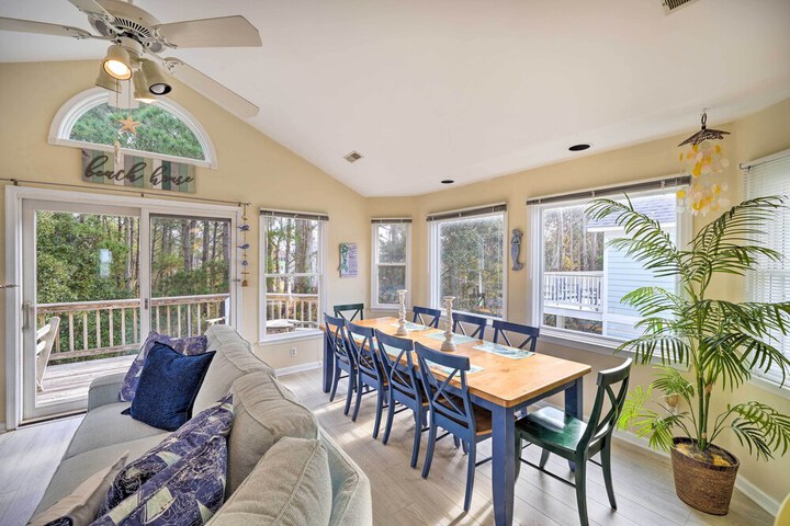 Coastal Home w / Community Pool 2 Miles to Beach!