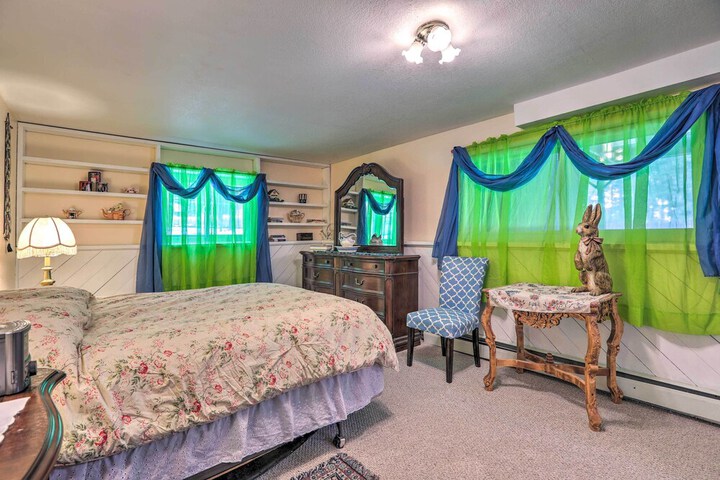 Scenic Woodland Park Cottage w / Deck + Grill!