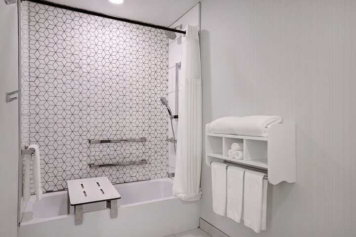 Room 28 of 82