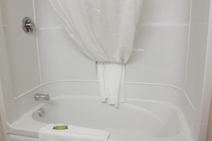 Room 4 of 16