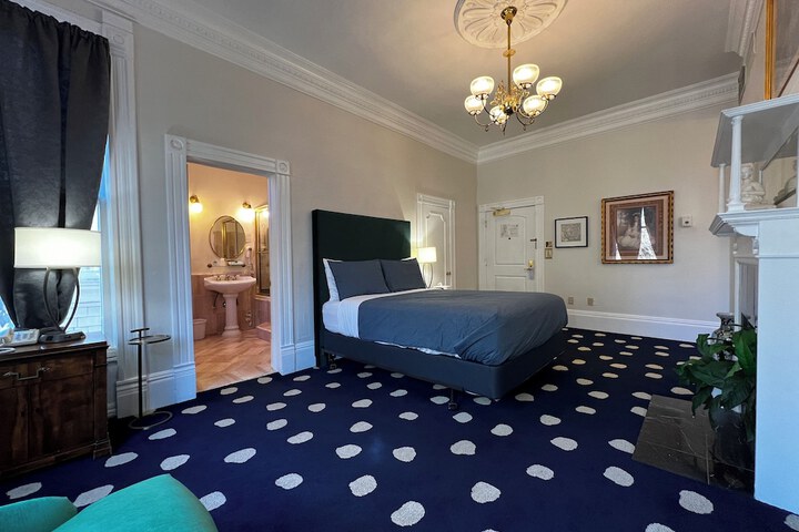 Room 28 of 47