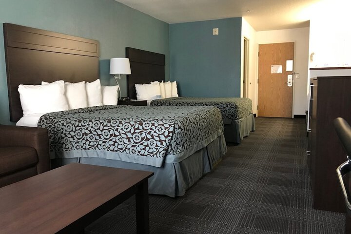 Days Inn & Suites by Wyndham Gresham