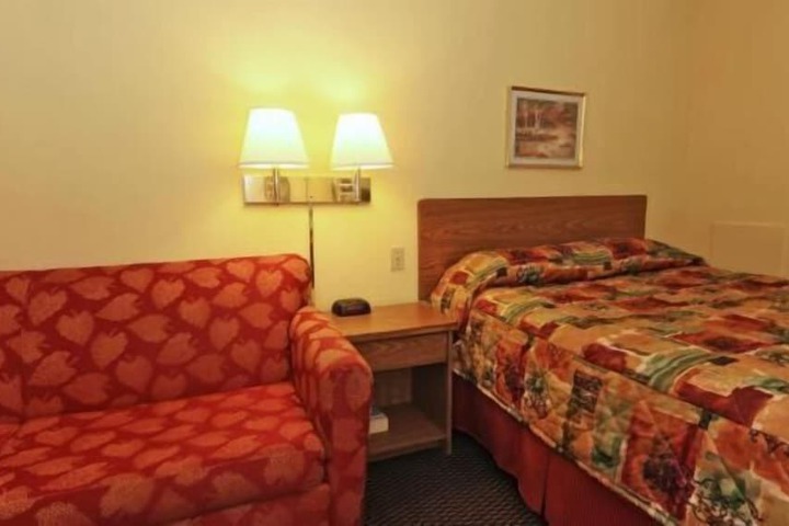 Burnsville Inn & Suites