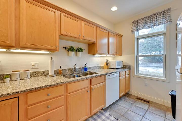 Bright Condo w / Community Perks: Near Ski Quechee!