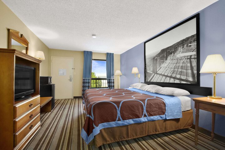 Room 7 of 10