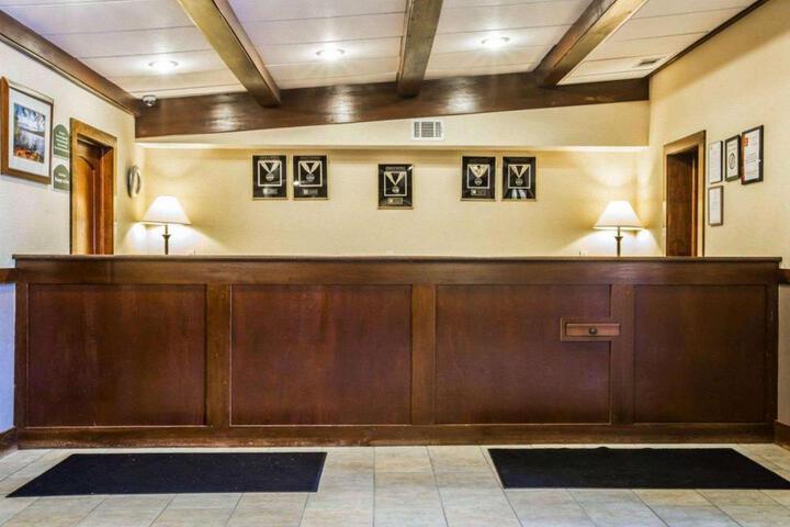 Clarion Inn & Suites at the Outlets of Lake George