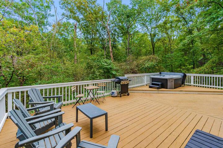 Hot Tub Fire Pit, Deck, Grill, WiFi, Dog-Friendly