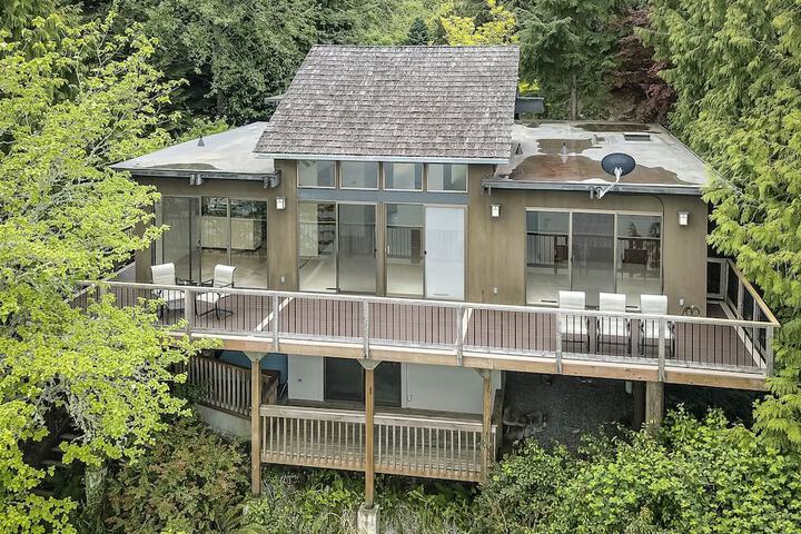 PNW MCM 155ft Private Waterfront Gem on Raft Island w / Hot Tub 3 Bedroom Home by RedAwning