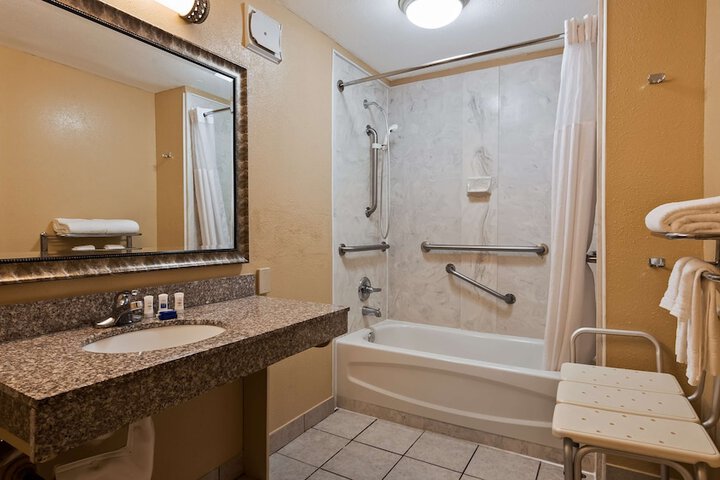 Room 10 of 28