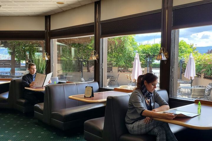 Dining 47 of 76