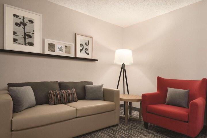 Country Inn & Suites by Radisson Detroit Lakes
