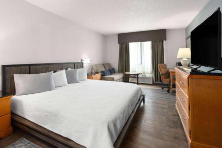 Smart Choice Inn and Suites