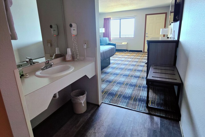 Room 13 of 36
