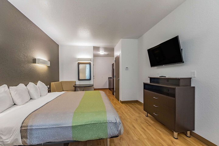 Room 10 of 30