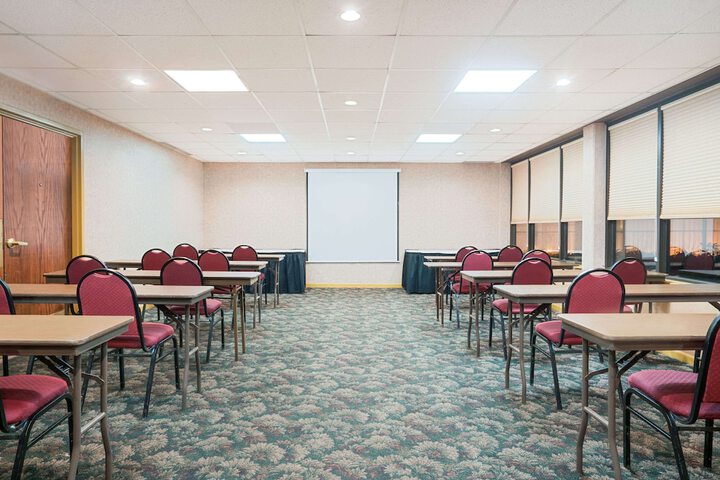 Ramada Hotel & Conference Center by Wyndham Plymouth