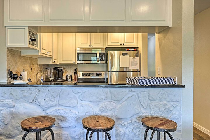 Modern Townhome w / Patio Next Door to Resort