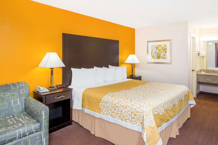 Room 7 of 16