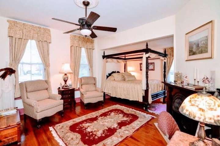 Colonial Beach Plaza Bed & Breakfast