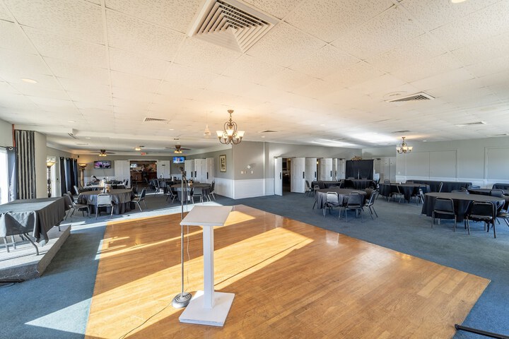 Ballroom/Hall 23 of 33