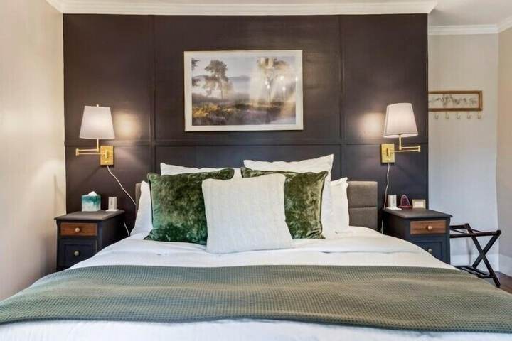 The Aurora Inn & Cottages