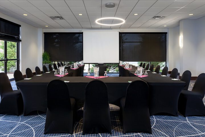 Holiday Inn Hotel & Suites Charleston West by IHG
