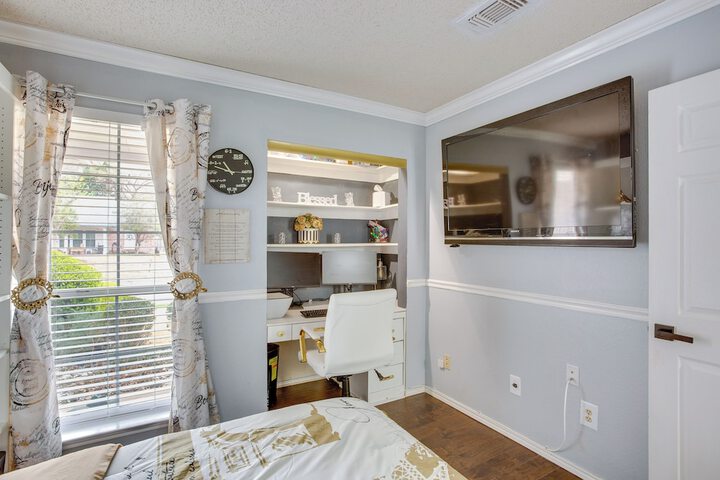 Walk to Lake! Rowlett Escape w / Fire Pit & Views